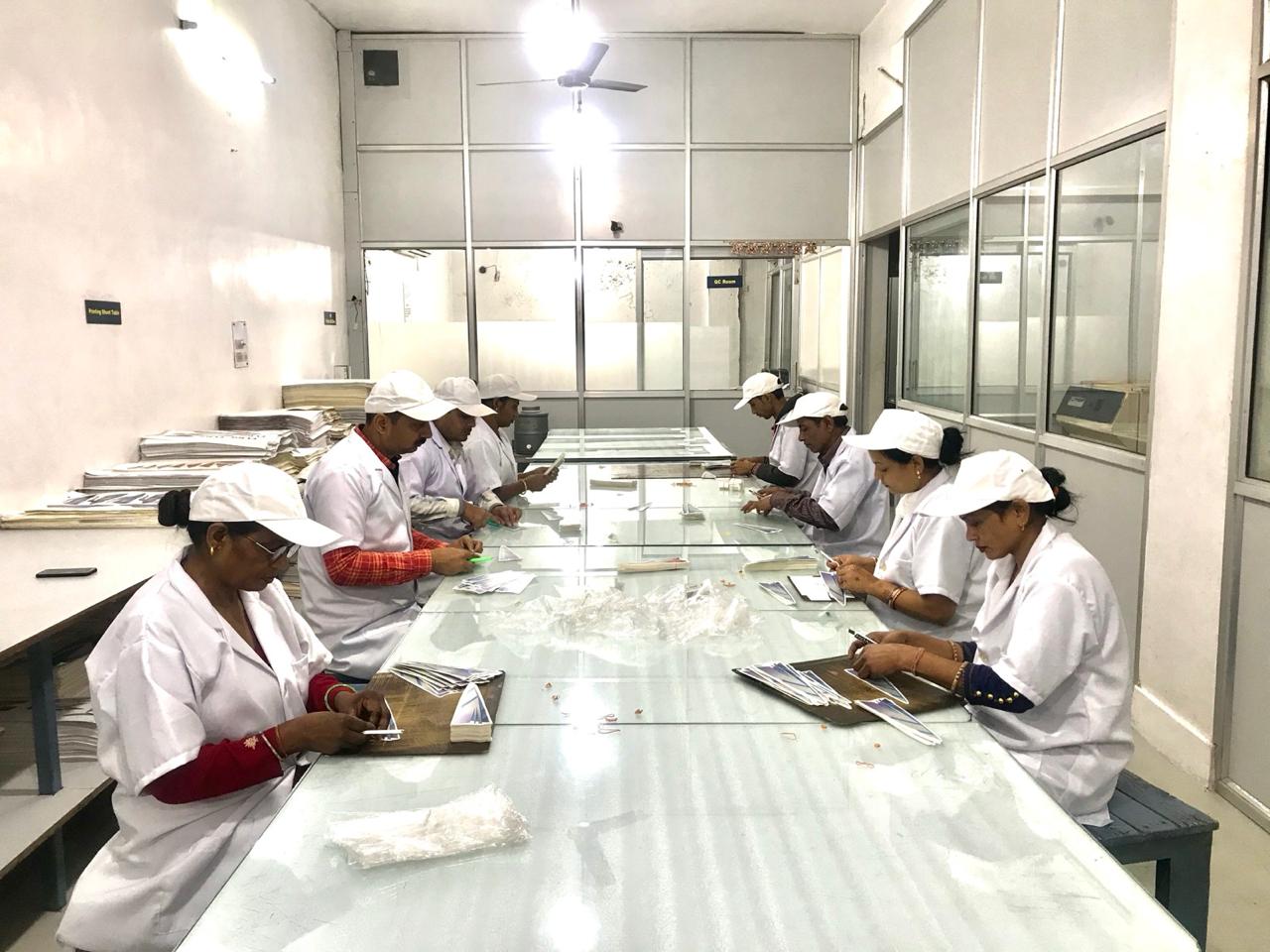 Quality inspection and finishing table with trained operators